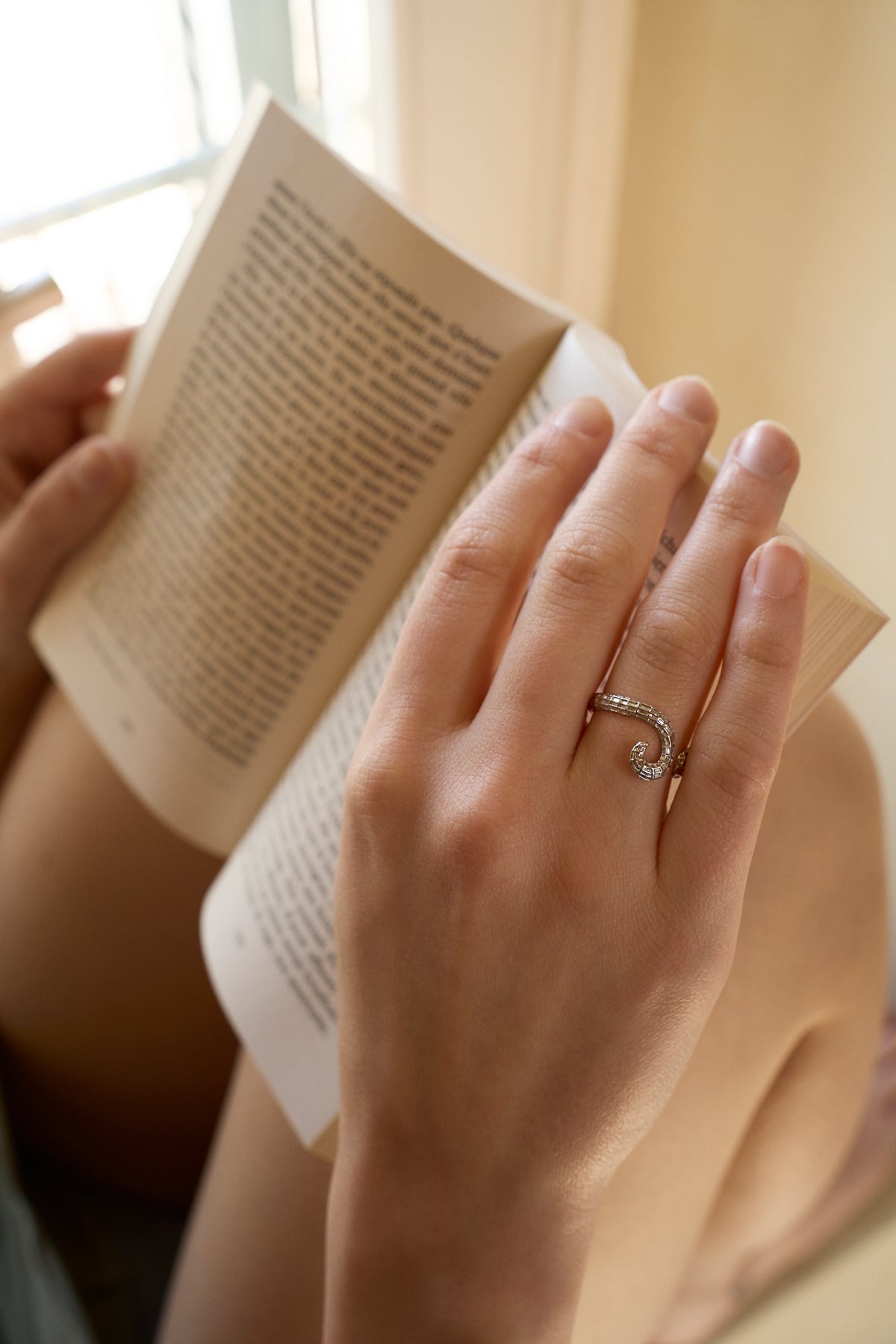 Feggeri Ippos seahorse ring in sterling silver worn while holding a book