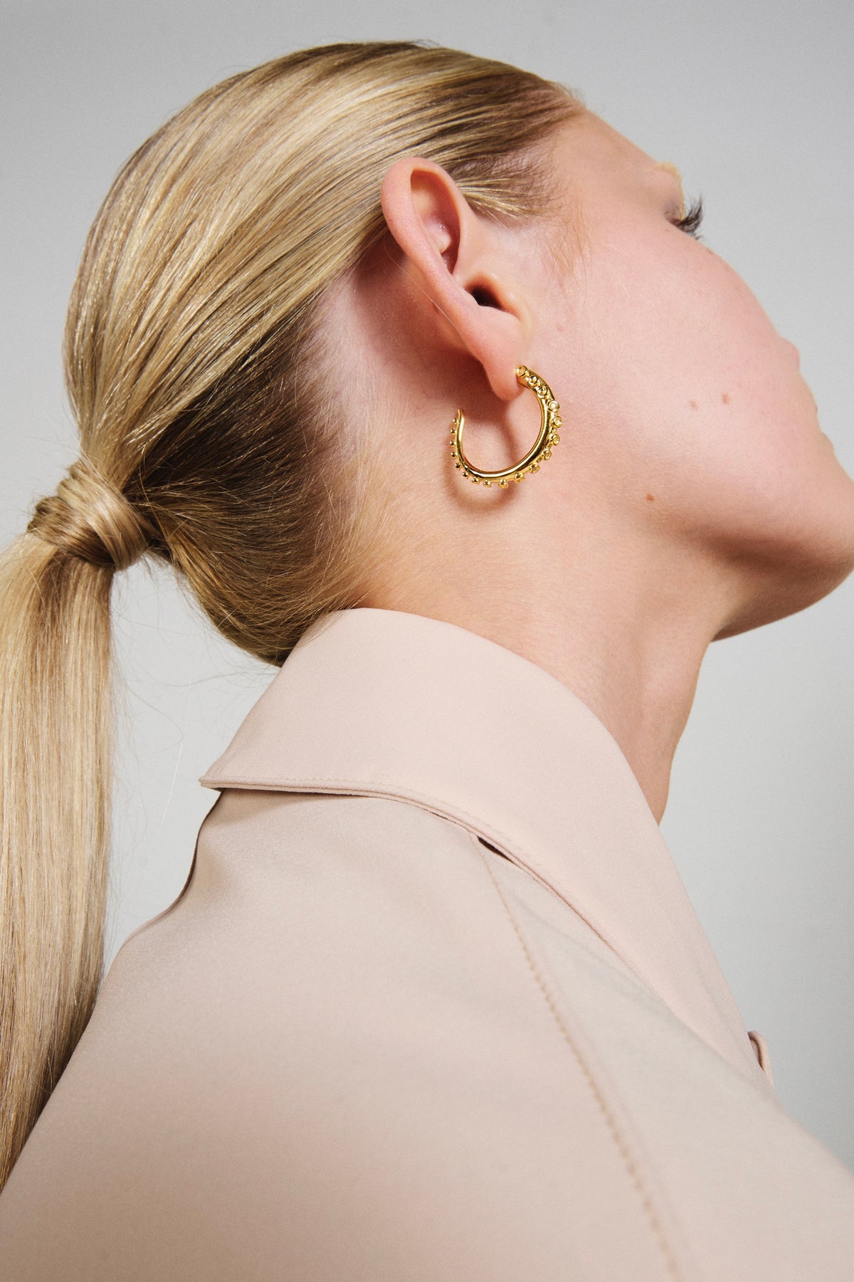 Feggeri Okto Gold Vermeil Large Hoop Earrings worn by a model