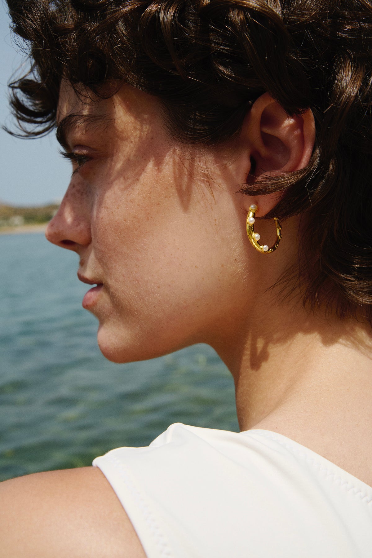 Feggeri Okto Gold Vermeil Pearl Hoop Earrings worn by a model