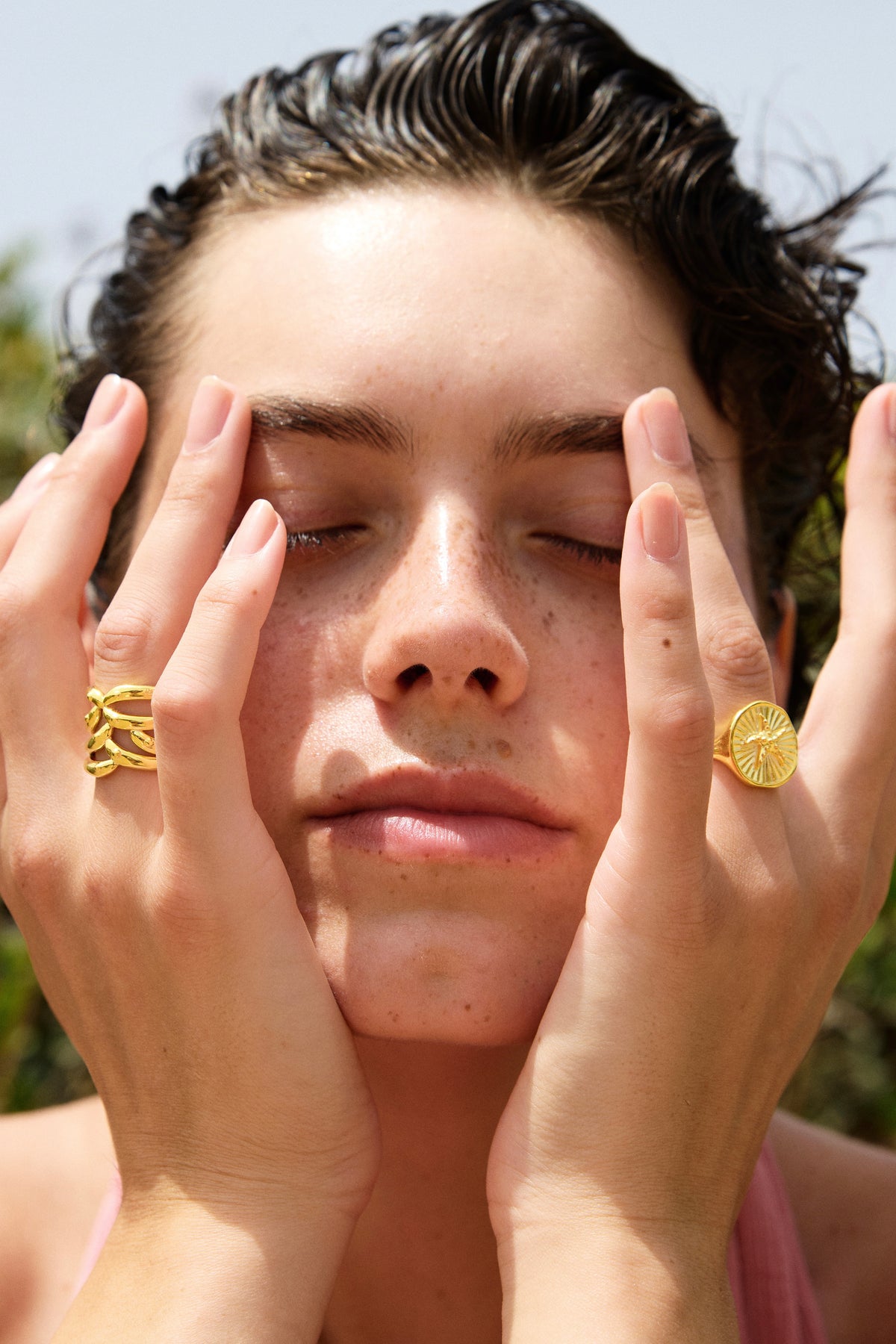 Feggeri Psari Gold Vermeil Fish Ring worn by a model